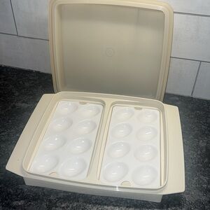 Seems to be brand new Vintage Deviled egg keeper by Tupperware Holds 16 halves